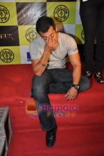 Salman Khan at Gold_s Gym and Veer Strength Challenge in Mumbai on 21st Jan 2010-1 (7).JPG